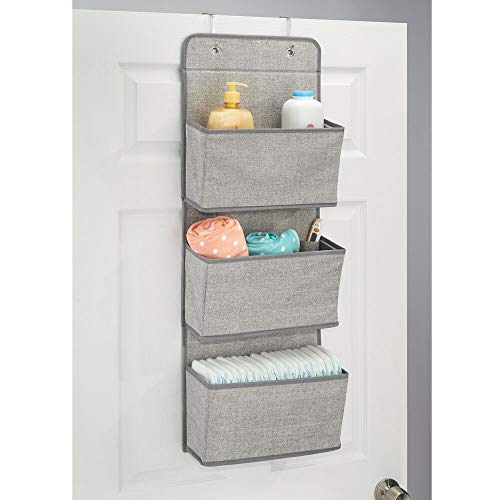 mDesign Estanteria colgante para organizar armarios - Percha para colgar ropa de bebe, peluches y toallas - Organizador de ropa para colgar - 3 bolsillos para mantas, pañales, toallas - gris