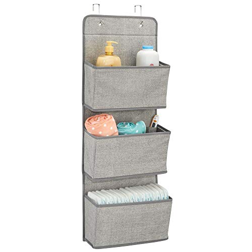 mDesign Estanteria colgante para organizar armarios - Percha para colgar ropa de bebe, peluches y toallas - Organizador de ropa para colgar - 3 bolsillos para mantas, pañales, toallas - gris