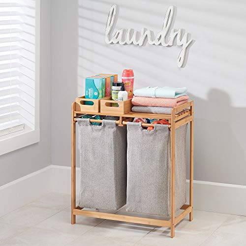 mDesign Estantería de baño con cestas para la Colada – 2 Sacos para Ropa Sucia extraíbles con Asas – Muebles auxiliares de baño con Estante para jabón, suavizante, etc. – Color bambú