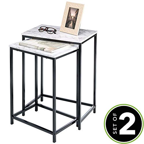 mDesign Juego de 2 mesitas auxiliares – Mesas de salón modernas de estilo industrial – Mesitas de madera con patas de metal para apoyar el portátil, revistas o libros – color mármol/negro