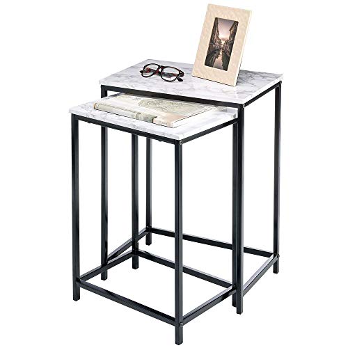 mDesign Juego de 2 mesitas auxiliares – Mesas de salón modernas de estilo industrial – Mesitas de madera con patas de metal para apoyar el portátil, revistas o libros – color mármol/negro