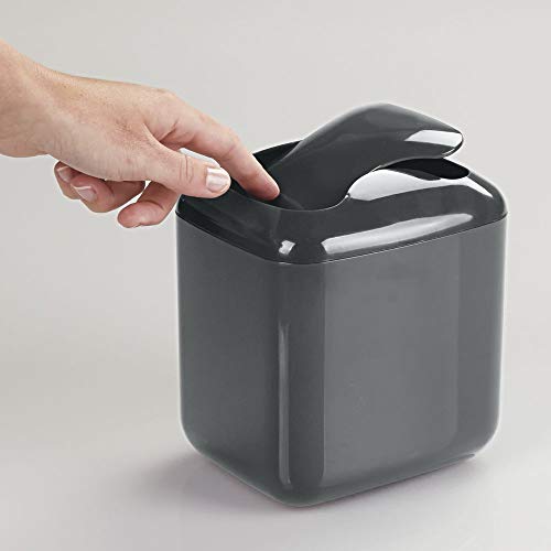 mDesign Juego de 2 papeleras con tapa basculante para sobremesa – Cubo de basura de baño para desechos cosméticos – Práctico contenedor de residuos de plástico de 2,7 litros de capacidad – negro