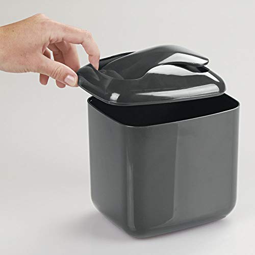 mDesign Juego de 2 papeleras con tapa basculante para sobremesa – Cubo de basura de baño para desechos cosméticos – Práctico contenedor de residuos de plástico de 2,7 litros de capacidad – negro