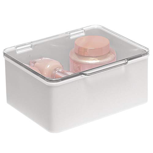 mDesign Organizador de maquillaje para lavabo o estantes de baño – Estuche de maquillaje con tapa para cosméticos, pintaúñas, etc. – Caja de plástico apilable – gris claro/transparente