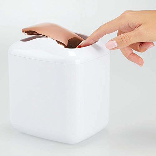 mDesign Papelera con tapa basculante para sobremesa – Cubo de basura de baño para desechos cosméticos – Práctico contenedor de residuos de plástico de 2,7 litros de capacidad – blanco/dorado rojizo