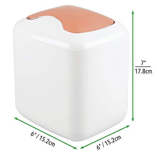 mDesign Papelera con tapa basculante para sobremesa – Cubo de basura de baño para desechos cosméticos – Práctico contenedor de residuos de plástico de 2,7 litros de capacidad – blanco/dorado rojizo