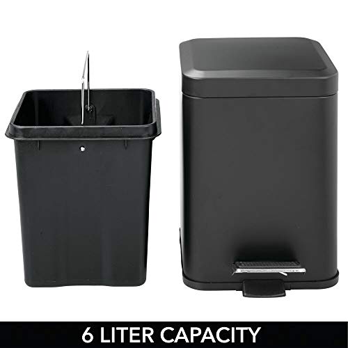 mDesign Papelera de baño cuadrada – Cubo de basura con pedal, tapadera y cubeta de plástico – Elegante contenedor de residuos metálico de 6 litros para cosmética, baño, cocina u oficina – negro