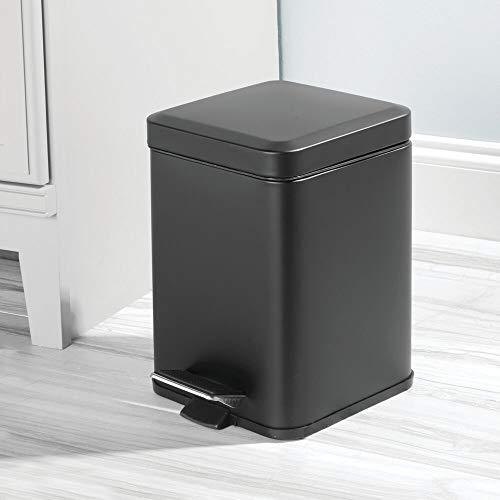 mDesign Papelera de baño cuadrada – Cubo de basura con pedal, tapadera y cubeta de plástico – Elegante contenedor de residuos metálico de 6 litros para cosmética, baño, cocina u oficina – negro