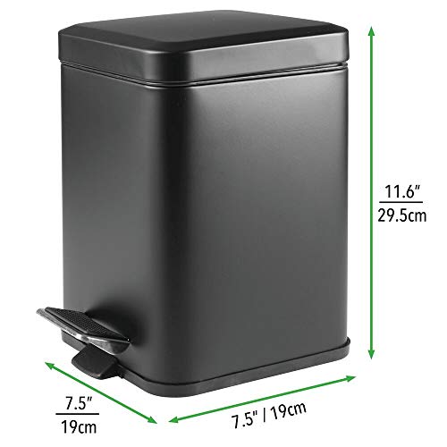 mDesign Papelera de baño cuadrada – Cubo de basura con pedal, tapadera y cubeta de plástico – Elegante contenedor de residuos metálico de 6 litros para cosmética, baño, cocina u oficina – negro