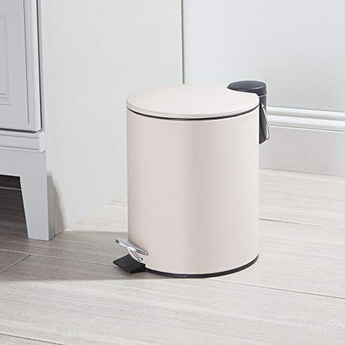 mDesign Papelera de baño redonda – Contenedor de residuos de metal con 5 litros de capacidad, pedal, tapadera y cubo interior – Elegante cubo metálico para baño, cocina o despacho – beige