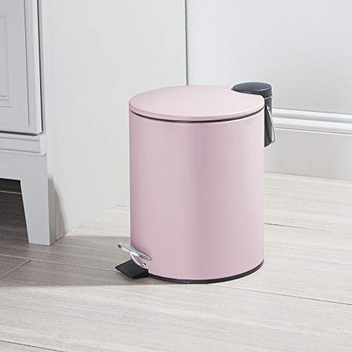 mDesign Papelera de baño redonda – Contenedor de residuos de metal con 5 litros de capacidad, pedal, tapadera y cubo interior – Elegante cubo metálico para baño, cocina o despacho – rosa