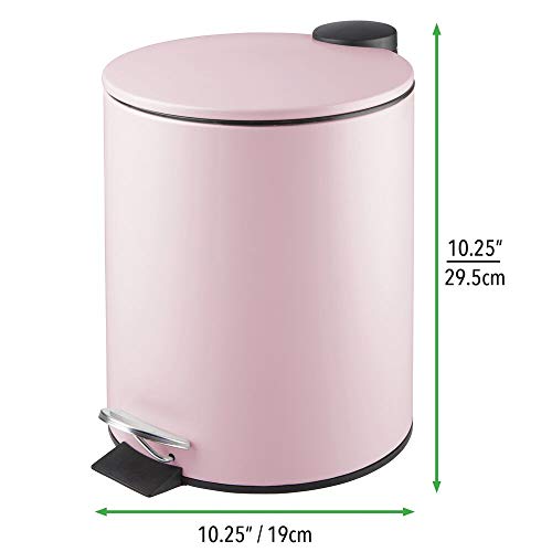 mDesign Papelera de baño redonda – Contenedor de residuos de metal con 5 litros de capacidad, pedal, tapadera y cubo interior – Elegante cubo metálico para baño, cocina o despacho – rosa