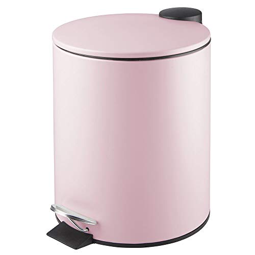 mDesign Papelera de baño redonda – Contenedor de residuos de metal con 5 litros de capacidad, pedal, tapadera y cubo interior – Elegante cubo metálico para baño, cocina o despacho – rosa