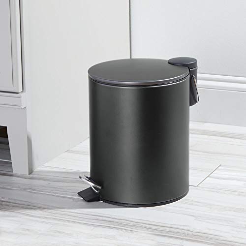 mDesign Papelera de baño Redonda – Cubo metálico de 5 litros con Pedal, tapadera y Cubo Interior de plástico – Elegante contenedor de residuos de Acero para baño, Cocina y Oficina – Negro