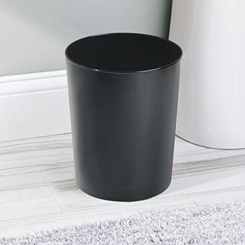 mDesign – Papelera metálica – Cubo de basura moderno para el baño, la oficina o la cocina – Preciosa papelera de diseño de color negro – Fabricada en metal