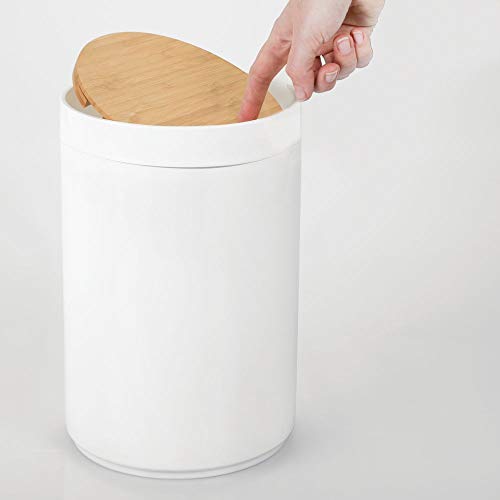 mDesign Práctico cubo de basura para cocina – Moderno bote de basura de bambú y plástico para el baño, la cocina o la oficina – Estable cubo de basura con tapa – color bambú y blanco