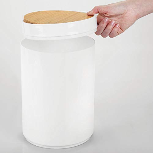 mDesign Práctico cubo de basura para cocina – Moderno bote de basura de bambú y plástico para el baño, la cocina o la oficina – Estable cubo de basura con tapa – color bambú y blanco