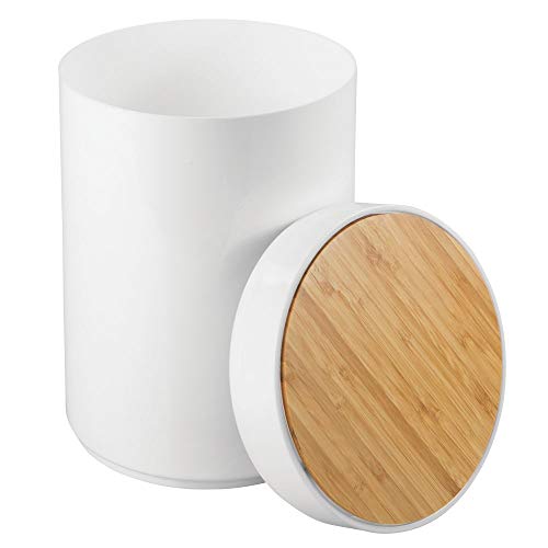 mDesign Práctico cubo de basura para cocina – Moderno bote de basura de bambú y plástico para el baño, la cocina o la oficina – Estable cubo de basura con tapa – color bambú y blanco