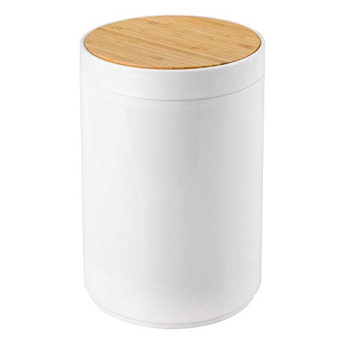 mDesign Práctico cubo de basura para cocina – Moderno bote de basura de bambú y plástico para el baño, la cocina o la oficina – Estable cubo de basura con tapa – color bambú y blanco