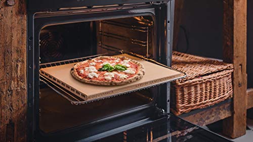 Mediterranea Piedra refractaria para pizza de horno con pala para pizza de madera, apta para todos los tipos de horno, incluye un delantal de cocina, un recetario y un cepillo limpiador.