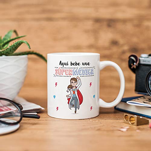 MUGFFINS Médica Tazas Originales de café y Desayuno para Regalar a Trabajadores Profesionales - AQUÍ Bebe UNA SÚPER MÉDICA - Cerámica 350 ml