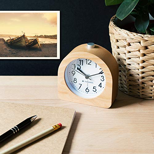 Navaris Despertador analógico - Despertador Madera con luz y Sonido - Reloj Retro con función repetición de Madera Natural Color marrón Claro