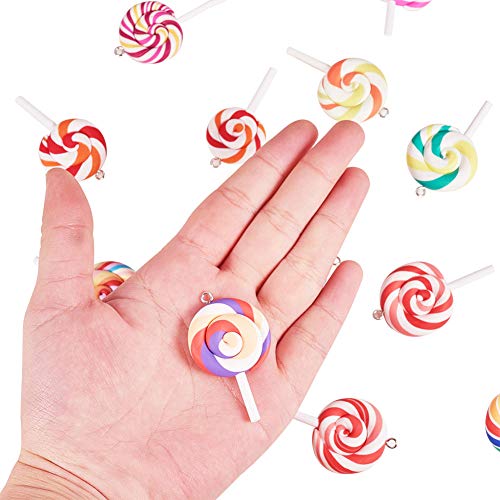 NBEADS 50 Unids Colorido Lollipops Arcilla Colgante Encantos Hechos A Mano de Arcilla de Polímero Lollipop Colgantes para DIY Craft Supply, Color Mezclado, Agujero: 2 Mm