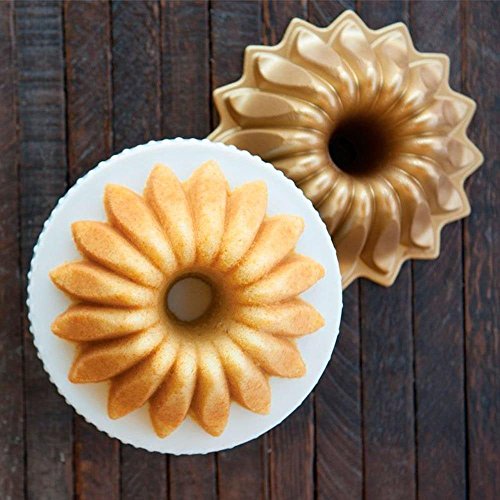 NordicWare - Molde para tartas (21,6 x 21,6 x 9,5 cm), color dorado