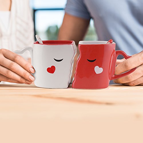 Parejas Juego de 2 Tazas de Desayuno Café o Te – Accesorio de Cerámica Besándose – Cuchara de Corazón de Amor – Caja de Regalos para día San Valentín con Frase de Love para novio y novia