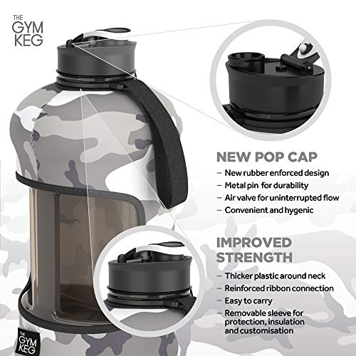 The Gym Keg + Exclusive Sleeve - Culturismo Botella de agua para gimnasio - Botella de agua duradera y resistente de 2.2 litros - BPA Grandes botellas de agua para deportes de medio galón (Urban Camo)