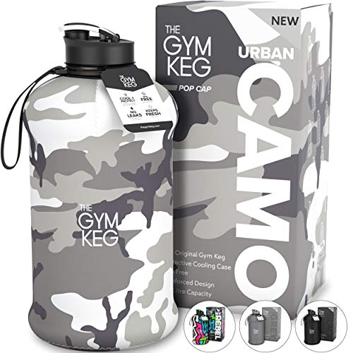 The Gym Keg + Exclusive Sleeve - Culturismo Botella de agua para gimnasio - Botella de agua duradera y resistente de 2.2 litros - BPA Grandes botellas de agua para deportes de medio galón (Urban Camo)