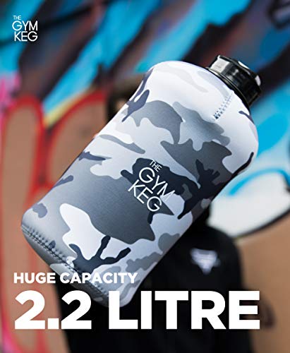 The Gym Keg + Exclusive Sleeve - Culturismo Botella de agua para gimnasio - Botella de agua duradera y resistente de 2.2 litros - BPA Grandes botellas de agua para deportes de medio galón (Urban Camo)