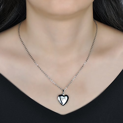 Yumilok - Medalla en Forma de Corazón de Acero Inoxidable Plateado con Una Mariposa Grabada y Abertura para Foto como Amuleto en Rosa o Azul, Incluye Cadena, para Hombre y Mujer