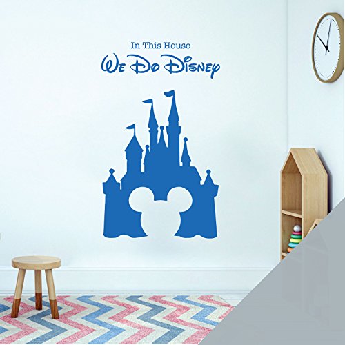 Adhesivo de pared para habitación infantil, diseño de castillo de Disney con silueta de Mickey Mouse con el texto en inglés «In this house, we do Disney» Medium (300 x 500mm) plata