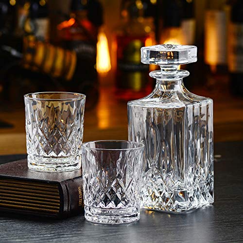 Amisglass- Decantador y Vasos de Whisky Set con Cuerpo Grabado, Juego Aireador de Whiskey y Vaso Whisky de Vidrio de Cristal, 100% sin Plomo, Set de 3 Piezas - 1 Jarra (700 ml) y 2 Vasos (300 ml)