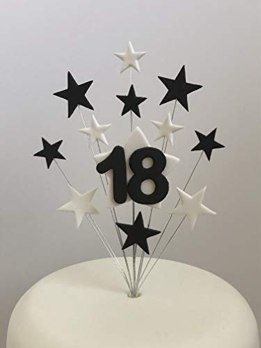 Decoración para tarta de 18 cumpleaños con estrellas blancas y negras de aproximadamente 16 cm de alto y 1 metro de cinta de satén negra con lazo adjunto.