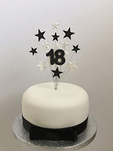 Decoración para tarta de 18 cumpleaños con estrellas blancas y negras de aproximadamente 16 cm de alto y 1 metro de cinta de satén negra con lazo adjunto.