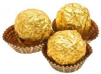 Ferrero Rocher caja de 48 piezas 600 gramos, avellana entera en el corazón, cremoso relleno a base de avellanas, crujiente barquillo recubierto de chocolate y avellanas troceadas ligeramente tostadas.