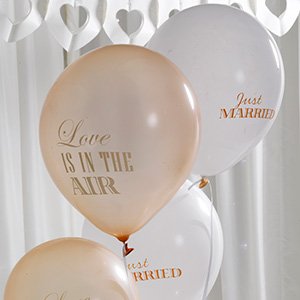 Globos con el texto "just married" y "love is in the air" en color crema y dorado, 8 globos por paquete, decoración original para tu boda