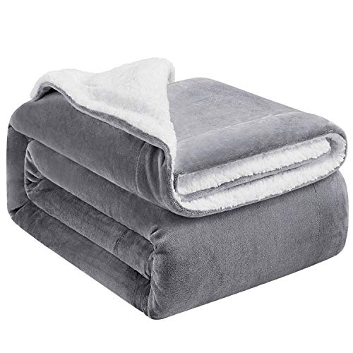 Hansleep Manta Reversible de Franela Sherpa, 150x200 cm Manta Polar para Sofá Cama, 100% Microfibra Cepillada Extra Suave Transpirable - Mantas de Pelo Cálida Acogedor, Gris Claro & Blanco