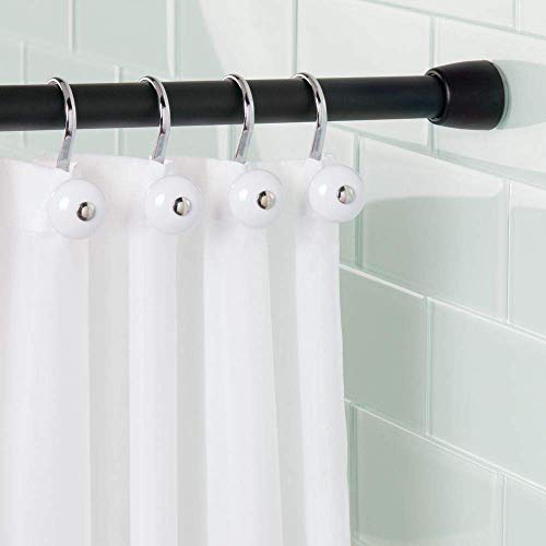 iDesign Barra para cortinas de ducha, soporte para cortinas de baño de tamaño corto y de metal, barra telescópica extensible para instalar sin taladro, negro mate