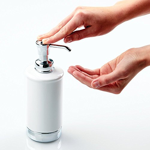 iDesign Dispensador de jabón líquido, bote dosificador de líquidos redondo de cerámica y metal, dosificador de jabón rellenable para 325 ml, blanco y plateado