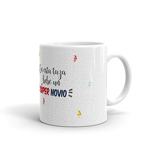 Kembilove Taza de Café para Novio – Aquí Bebe un Super Novio – Taza de Desayuno para Familia – Regalo Original para Familiares, Navidad, Aniversarios – Taza de Cerámica de 350 ml