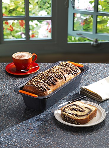 Le Creuset 941003290 Molde Antiadherente para Plum Cake, Rectangular, 23,5 x 13,5 cm, Libre de PFOA, Resistente a ácidos, Revestimiento de Acero al Carbono, Gris/Naranja, 23 x 13 cm