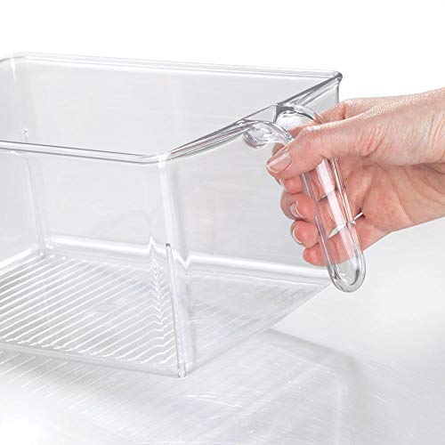 mDesign Caja de almacenamiento de plástico – Ideal para el almacenaje en la cocina, el armario o como organizador de frigorífico – Caja organizadora abierta con asa incorporada – transparente