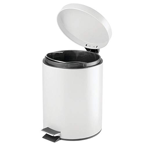mDesign Cubo de basura con pedal – Contenedor de residuos de metal de 5 litros con tapa, pedal y cubo plástico extraíble – Para cosméticos o como papelera de baño, cocina u oficina – blanco