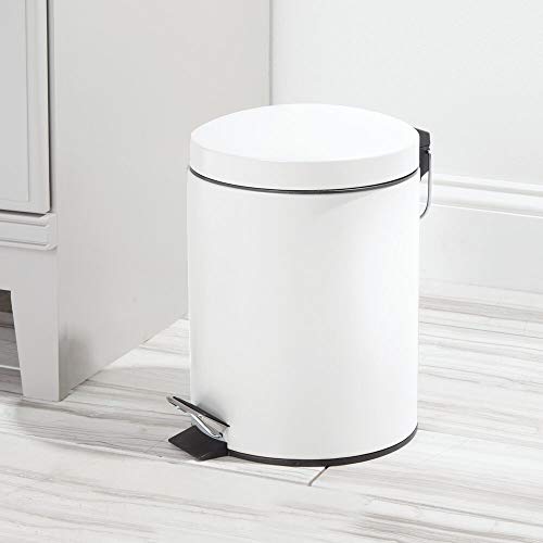 mDesign Cubo de basura con pedal – Contenedor de residuos de metal de 5 litros con tapa, pedal y cubo plástico extraíble – Para cosméticos o como papelera de baño, cocina u oficina – blanco