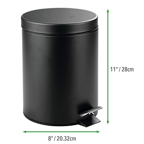 mDesign Cubo de Basura con Pedal – Contenedor de residuos de Metal de 5 litros con Tapa y Cubo plástico extraíble cosméticos o como Papelera de baño, Cocina u Oficina – Negro