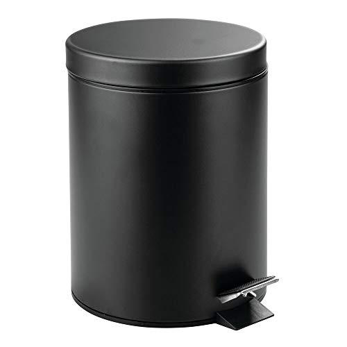 mDesign Cubo de Basura con Pedal – Contenedor de residuos de Metal de 5 litros con Tapa y Cubo plástico extraíble cosméticos o como Papelera de baño, Cocina u Oficina – Negro