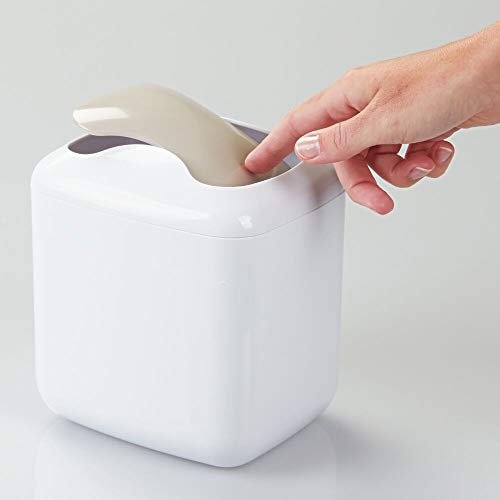 mDesign Cubo de basura para mesa en plástico resistente - Papelera compacta para baño, cocina y sala de estar - Cesta de residuos con práctica tapa oscilante - Capacidad: 2,7 litros - pequeño - blanco